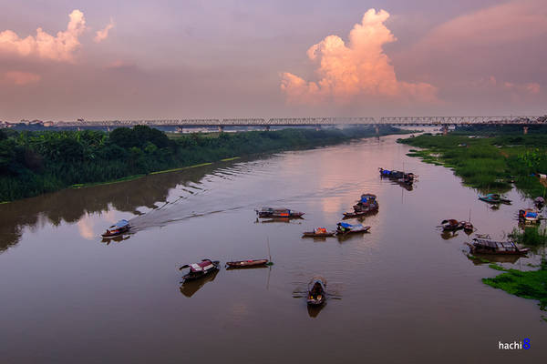 Cầu bắc qua sông Hồng, đoạn đi qua nội thành Hà Nội. Từ đây, bạn có thể dễ dàng quan sát cầu Chương Dương nằm cách đó không xa. Ở dưới là khu bãi giữa - vùng đất nổi giữa sông Hồng, là nơi người dân trồng chuối, ngô, rau màu...